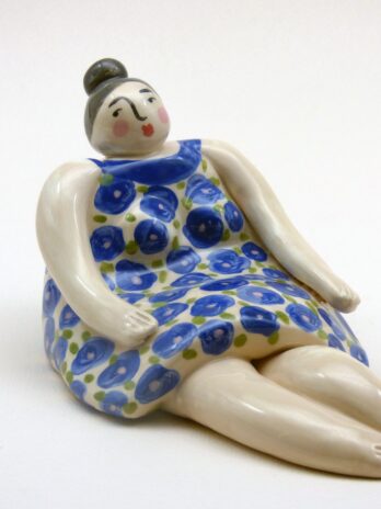 sculpture femme en robe à fleurs bleues